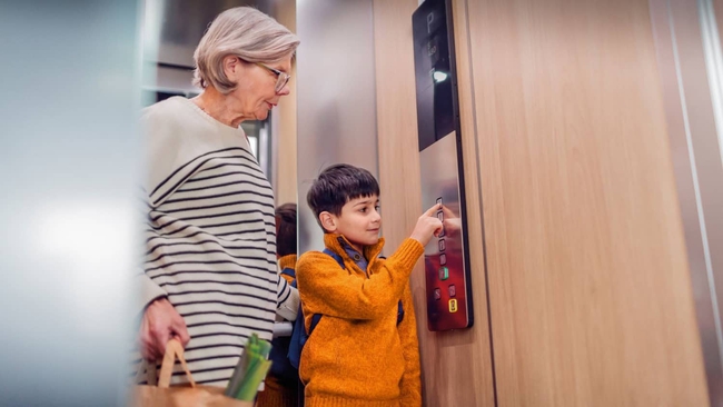 Vào thang máy, nhìn thấy hành xử này của những đứa trẻ, tôi liền biết ngay chúng được gia đình dạy dỗ rất tốt- Ảnh 2.
