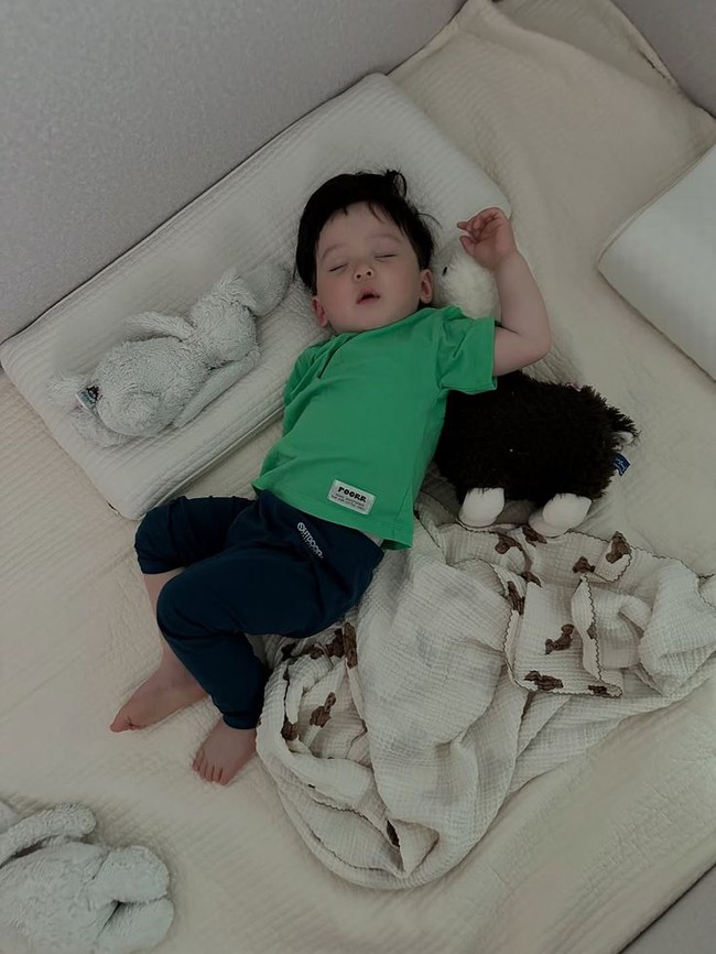 Biết rằng ngủ sớm lợi đủ đường cho trẻ nhưng mẹ phải làm sao để con chịu đi ngủ đúng giờ?- Ảnh 1. Biết rằng ngủ sớm lợi đủ đường cho trẻ nhưng mẹ phải làm sao để con chịu đi ngủ đúng giờ?- Ảnh 1.