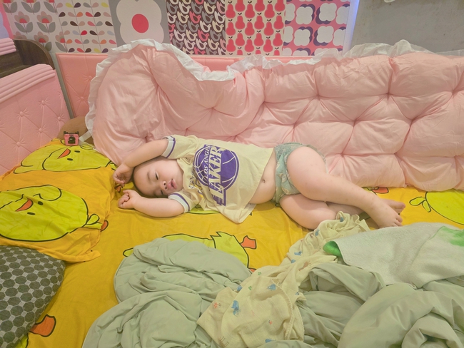 Giải mã vì sao con ngủ ngon xuyên đêm nhưng lại hay lăn lộn, trườn bò khắp giường- Ảnh 5. Giải mã vì sao con ngủ ngon xuyên đêm nhưng lại hay lăn lộn, trườn bò khắp giường- Ảnh 5.