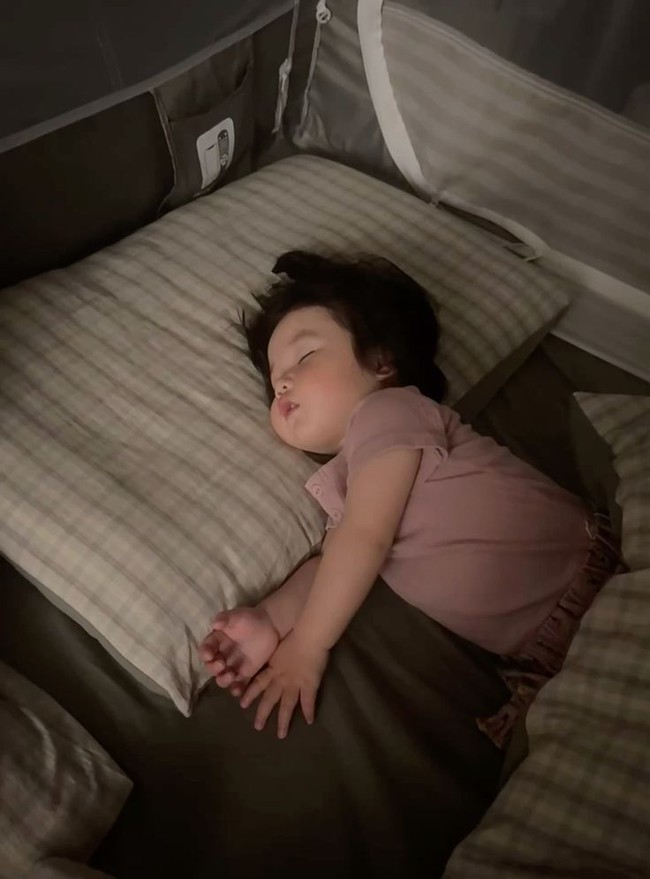Giải mã vì sao con ngủ ngon xuyên đêm nhưng lại hay lăn lộn, trườn bò khắp giường- Ảnh 3. Giải mã vì sao con ngủ ngon xuyên đêm nhưng lại hay lăn lộn, trườn bò khắp giường- Ảnh 3.