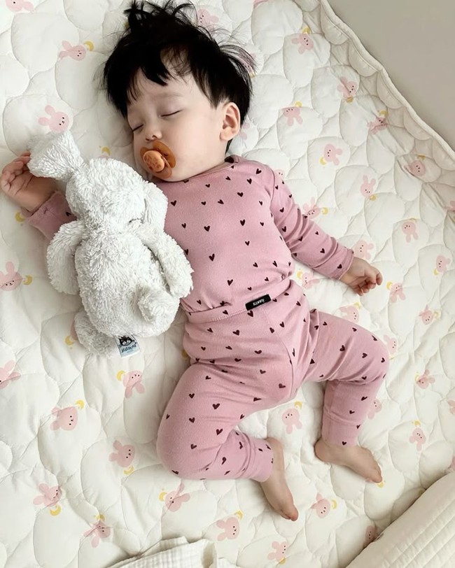 Giải mã vì sao con ngủ ngon xuyên đêm nhưng lại hay lăn lộn, trườn bò khắp giường- Ảnh 1. Giải mã vì sao con ngủ ngon xuyên đêm nhưng lại hay lăn lộn, trườn bò khắp giường- Ảnh 1.