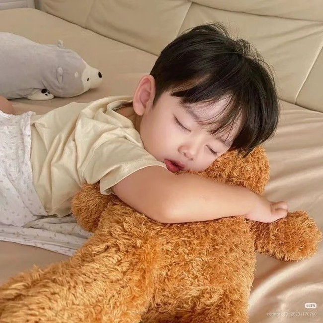 Giải mã vì sao con ngủ ngon xuyên đêm nhưng lại hay lăn lộn, trườn bò khắp giường- Ảnh 6. Giải mã vì sao con ngủ ngon xuyên đêm nhưng lại hay lăn lộn, trườn bò khắp giường- Ảnh 6.