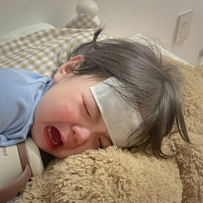 Trẻ ăn vạ là chuyện thường nhưng nếu con lăn đùng ra giữa nơi công cộng, mẹ nên làm gì để Trẻ ăn vạ là chuyện thường nhưng nếu con lăn đùng ra giữa nơi công cộng, mẹ nên làm gì để