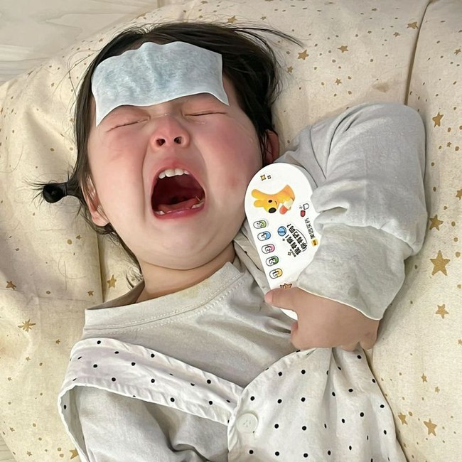 Trẻ ăn vạ là chuyện thường nhưng nếu con lăn đùng ra giữa nơi công cộng, mẹ nên làm gì để Trẻ ăn vạ là chuyện thường nhưng nếu con lăn đùng ra giữa nơi công cộng, mẹ nên làm gì để