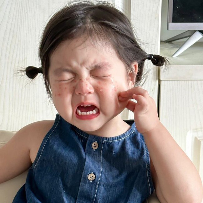 Trẻ ăn vạ là chuyện thường nhưng nếu con lăn đùng ra giữa nơi công cộng, mẹ nên làm gì để Trẻ ăn vạ là chuyện thường nhưng nếu con lăn đùng ra giữa nơi công cộng, mẹ nên làm gì để