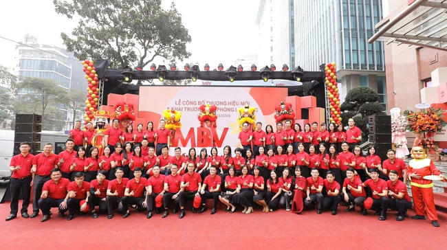 MBV ra mắt nhận diện thương hiệu mới: Bước tiến hướng tới trải nghiệm ngân hàng hiện đại
- Ảnh 2. MBV ra mắt nhận diện thương hiệu mới: Bước tiến hướng tới trải nghiệm ngân hàng hiện đại
- Ảnh 2.