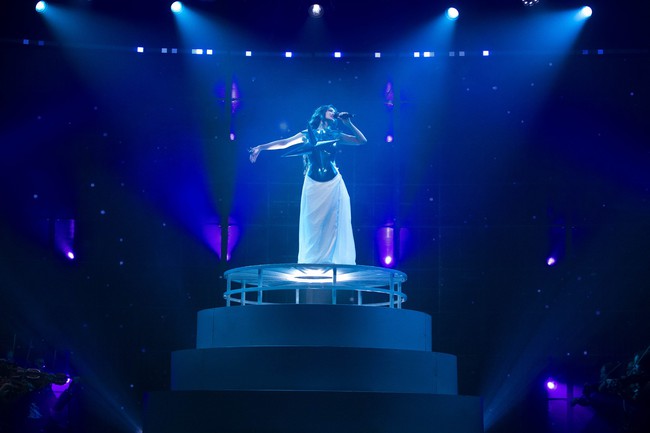 Cả showbiz ùa lên sân khấu ủng hộ Đông Nhi, riêng “em gái ruột” Diệu Nhi làm 1 hành động cứu nguy gây chú ý- Ảnh 9.