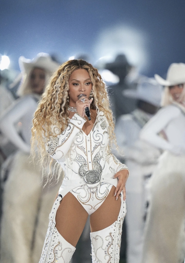 Đêm concert hội tụ toàn nghệ sĩ hàng top bị chê “ảo tưởng sức mạnh”, netizen “cà khịa” càng ế càng vui!- Ảnh 9.