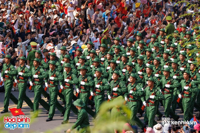 Tự hào người Việt: Hàng chục nghìn người thuộc “khối yêu nước” đồng ca, tưng bừng màu cờ sắc áo phủ kín mọi nẻo đường!- Ảnh 3. Tự hào người Việt: Hàng chục nghìn người thuộc “khối yêu nước” đồng ca, tưng bừng màu cờ sắc áo phủ kín mọi nẻo đường!- Ảnh 3.