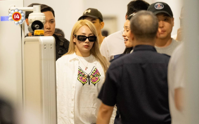 Nam idol Kpop tập dưỡng sinh giữa phố đi bộ, CL hào hứng tổng duyệt khi vừa đặt chân đến Việt Nam- Ảnh 5. Nam idol Kpop tập dưỡng sinh giữa phố đi bộ, CL hào hứng tổng duyệt khi vừa đặt chân đến Việt Nam- Ảnh 5.
