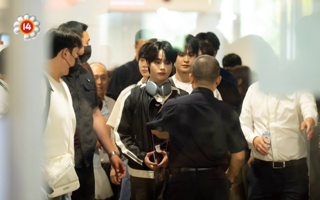 Nam idol Kpop tập dưỡng sinh giữa phố đi bộ, CL hào hứng tổng duyệt khi vừa đặt chân đến Việt Nam- Ảnh 2. Nam idol Kpop tập dưỡng sinh giữa phố đi bộ, CL hào hứng tổng duyệt khi vừa đặt chân đến Việt Nam- Ảnh 2.