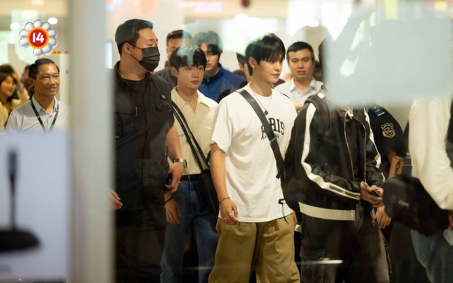 Nam idol Kpop tập dưỡng sinh giữa phố đi bộ, CL hào hứng tổng duyệt khi vừa đặt chân đến Việt Nam- Ảnh 1. Nam idol Kpop tập dưỡng sinh giữa phố đi bộ, CL hào hứng tổng duyệt khi vừa đặt chân đến Việt Nam- Ảnh 1.