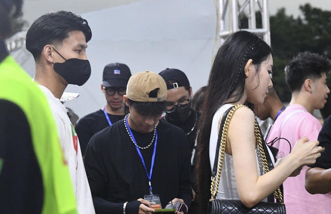 Văn Thanh hộ tống bạn gái gia thế “trâm anh thế phiệt” đi xem G-Dragon, không nhận ra nàng WAG siêu sexy qua cam thường- Ảnh 1.
