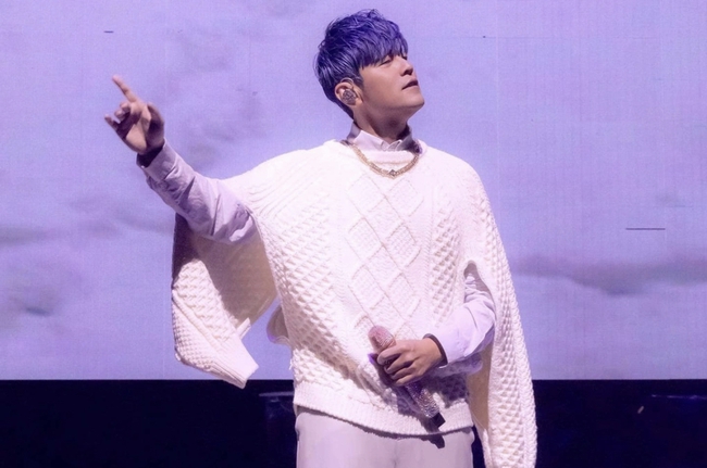 Tranh cãi chuyện mời nam ca sĩ top 1 showbiz về nhà mở concert riêng, netizen chốt “đúng là không có gì ngoài tiền”- Ảnh 7.