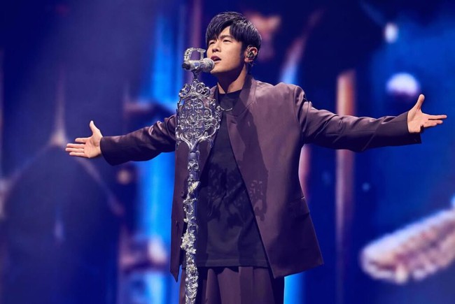 Tranh cãi chuyện mời nam ca sĩ top 1 showbiz về nhà mở concert riêng, netizen chốt “đúng là không có gì ngoài tiền”- Ảnh 2.