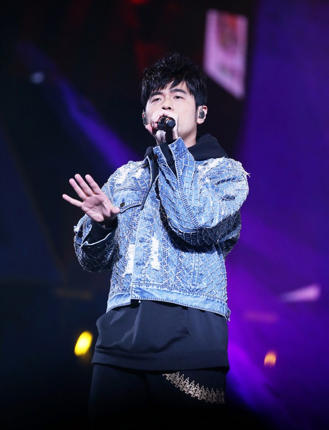 Tranh cãi chuyện mời nam ca sĩ top 1 showbiz về nhà mở concert riêng, netizen chốt “đúng là không có gì ngoài tiền”- Ảnh 1.