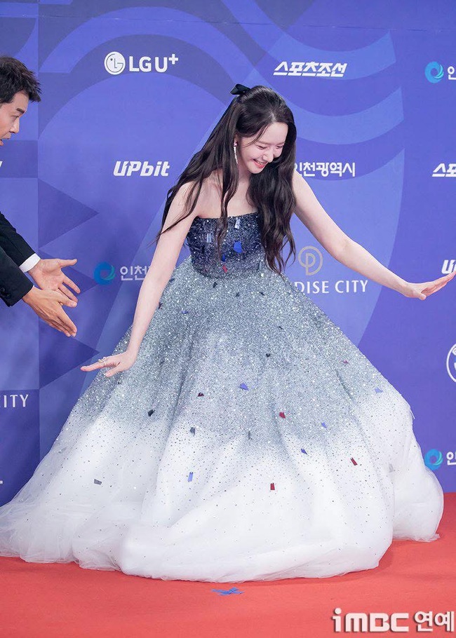 Ngã sấp mặt ở fashion week, gái xinh nay hoá 
