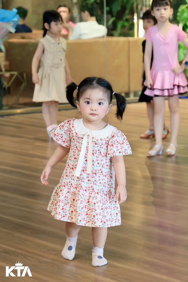 Con gái rượu nhà Phan Hiển Khánh Thi quá xinh yêu nhưng hội các mẹ cười ngất với thứ Lisa kéo xềnh xệch theo sau- Ảnh 1.