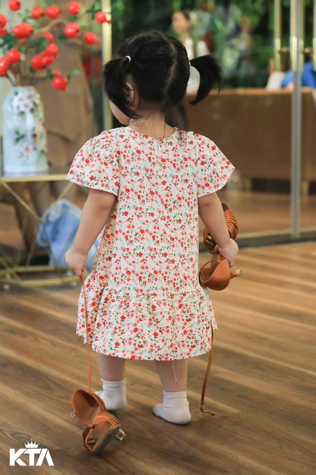 Con gái rượu nhà Phan Hiển Khánh Thi quá xinh yêu nhưng hội các mẹ cười ngất với thứ Lisa kéo xềnh xệch theo sau- Ảnh 3.