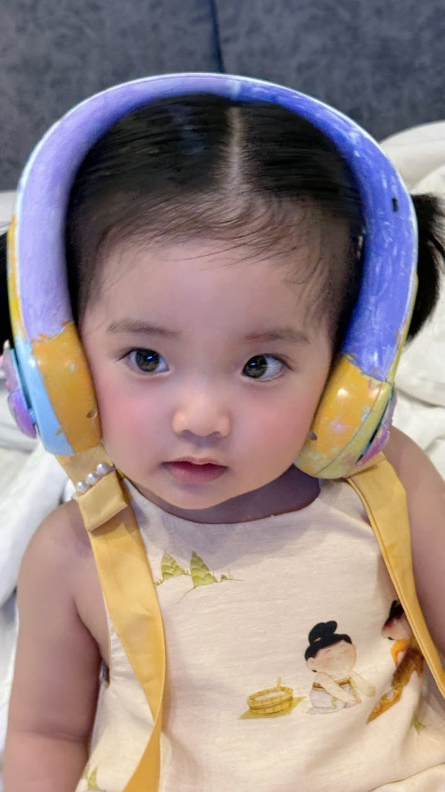 Con gái rượu nhà Phan Hiển Khánh Thi quá xinh yêu nhưng hội các mẹ cười ngất với thứ Lisa kéo xềnh xệch theo sau- Ảnh 4.