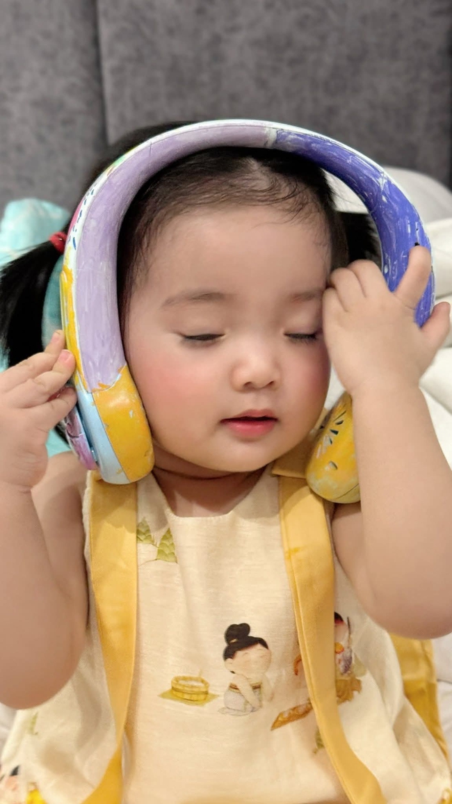 Con gái rượu nhà Phan Hiển Khánh Thi quá xinh yêu nhưng hội các mẹ cười ngất với thứ Lisa kéo xềnh xệch theo sau- Ảnh 5.