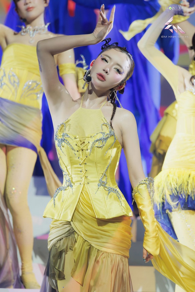 Lịch sử lặp lại với Bích Phương, cảnh oà khóc hé lộ số phận gây sốc của 3 Em Xinh này? - Ảnh 2.
