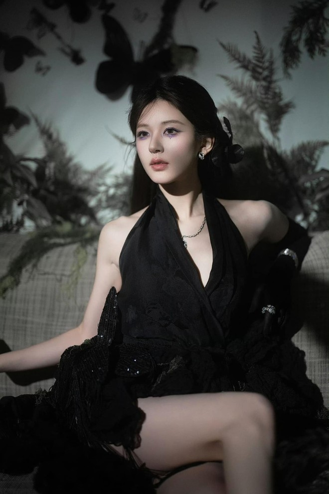 Triệu Lộ Tư hoá bướm đen ma mị nhưng không được điểm 10 ngoại hình vì 2 thứ- Ảnh 2. Triệu Lộ Tư hoá bướm đen ma mị nhưng không được điểm 10 ngoại hình vì 2 thứ- Ảnh 2.
