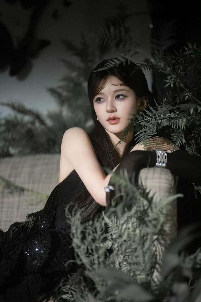 Triệu Lộ Tư hoá bướm đen ma mị nhưng không được điểm 10 ngoại hình vì 2 thứ- Ảnh 1. Triệu Lộ Tư hoá bướm đen ma mị nhưng không được điểm 10 ngoại hình vì 2 thứ- Ảnh 1.