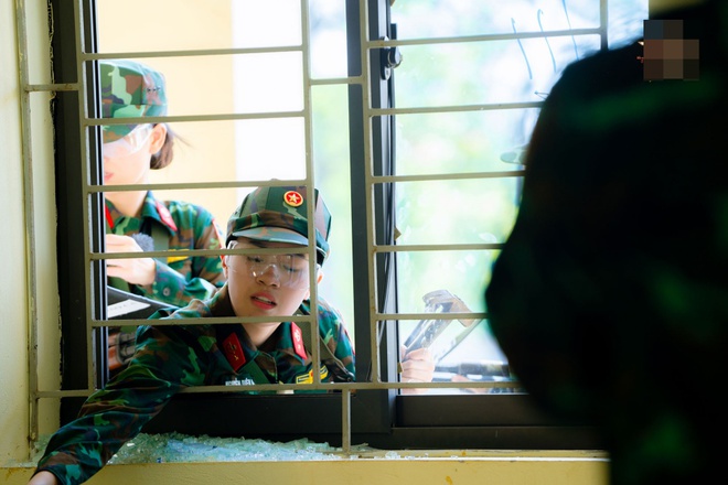 Hoa hậu Thùy Tiên gây chú ý với "thái độ lạ" dành cho đồng đội "Sao nhập ngũ"- Ảnh 8. Hoa hậu Thùy Tiên gây chú ý với "thái độ lạ" dành cho đồng đội "Sao nhập ngũ"- Ảnh 8.