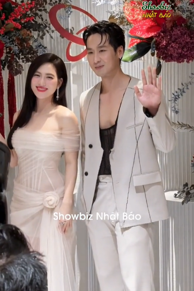 Netizen tranh cãi nhan sắc nghìn năm có một giờ là Phương Anh Đào hay Tiểu Vy, Tuấn Trần lộ hint cùng “nóc nhà"- Ảnh 4. Netizen tranh cãi nhan sắc nghìn năm có một giờ là Phương Anh Đào hay Tiểu Vy, Tuấn Trần lộ hint cùng “nóc nhà"- Ảnh 4.