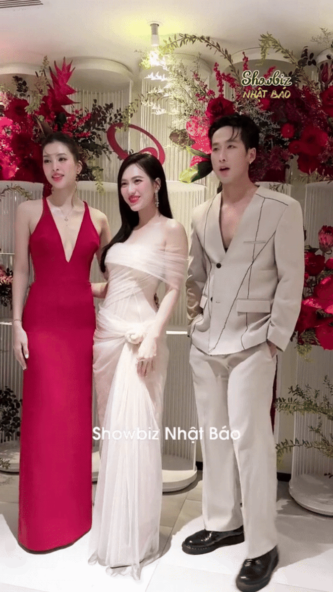 Netizen tranh cãi nhan sắc nghìn năm có một giờ là Phương Anh Đào hay Tiểu Vy, Tuấn Trần lộ hint cùng “nóc nhà"- Ảnh 2. Netizen tranh cãi nhan sắc nghìn năm có một giờ là Phương Anh Đào hay Tiểu Vy, Tuấn Trần lộ hint cùng “nóc nhà"- Ảnh 2.