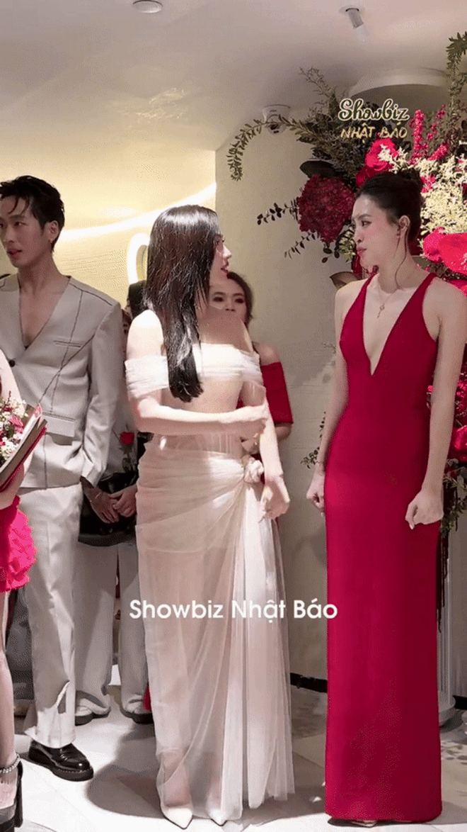 Netizen tranh cãi nhan sắc nghìn năm có một giờ là Phương Anh Đào hay Tiểu Vy, Tuấn Trần lộ hint cùng “nóc nhà"- Ảnh 5. Netizen tranh cãi nhan sắc nghìn năm có một giờ là Phương Anh Đào hay Tiểu Vy, Tuấn Trần lộ hint cùng “nóc nhà"- Ảnh 5.