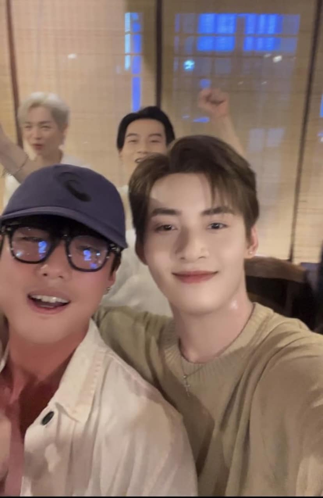 "Bắt gọn" 2 sao nam Vbiz hôn tình tứ, bị khui loạt hint rõ mồn một- Ảnh 4. "Bắt gọn" 2 sao nam Vbiz hôn tình tứ, bị khui loạt hint rõ mồn một- Ảnh 4.
