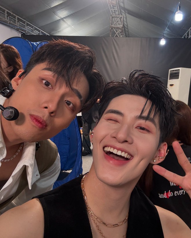 "Bắt gọn" 2 sao nam Vbiz hôn tình tứ, bị khui loạt hint rõ mồn một- Ảnh 6. "Bắt gọn" 2 sao nam Vbiz hôn tình tứ, bị khui loạt hint rõ mồn một- Ảnh 6.