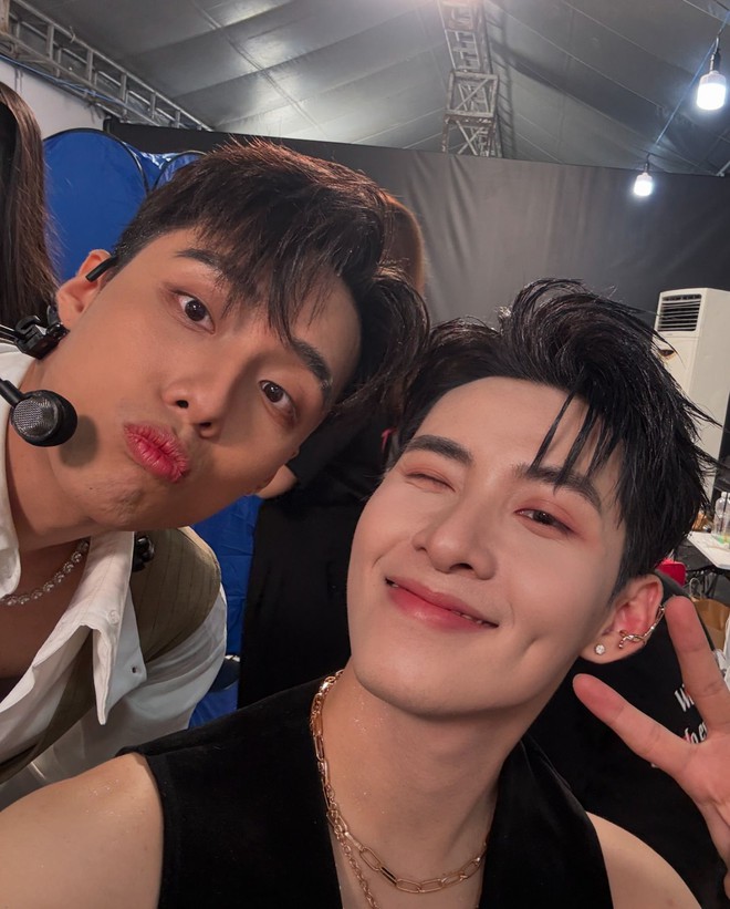"Bắt gọn" 2 sao nam Vbiz hôn tình tứ, bị khui loạt hint rõ mồn một- Ảnh 5. "Bắt gọn" 2 sao nam Vbiz hôn tình tứ, bị khui loạt hint rõ mồn một- Ảnh 5.