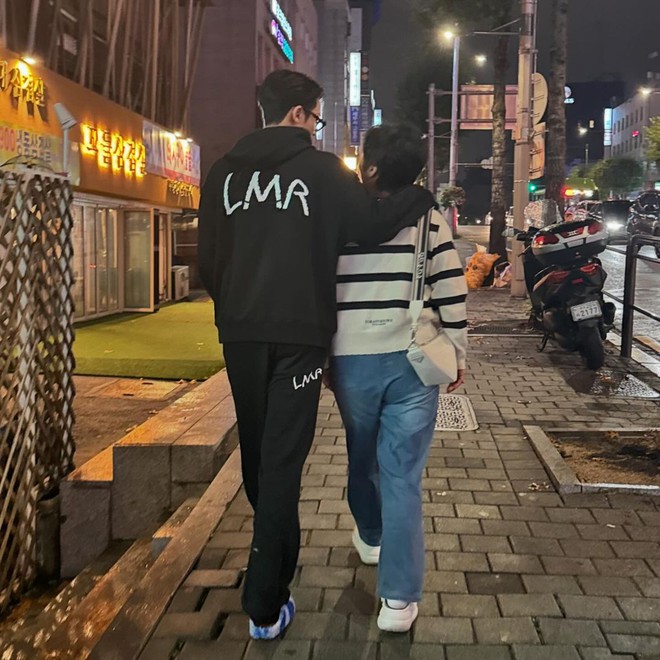 Nam thần hot nhất Kpop đi ăn món Việt Nam nhưng dân mạng lại tranh nhau "kể công", chuyện gì vậy?- Ảnh 3. Nam thần hot nhất Kpop đi ăn món Việt Nam nhưng dân mạng lại tranh nhau "kể công", chuyện gì vậy?- Ảnh 3.