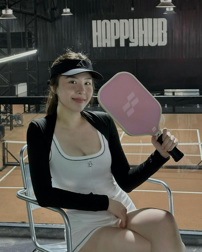 Chất chơi như Lê Khanh vợ Quân AP: Gái một con vóc dáng đỉnh, outfit lên sân pickleball chưa trùng bộ nào- Ảnh 2. Chất chơi như Lê Khanh vợ Quân AP: Gái một con vóc dáng đỉnh, outfit lên sân pickleball chưa trùng bộ nào- Ảnh 2.