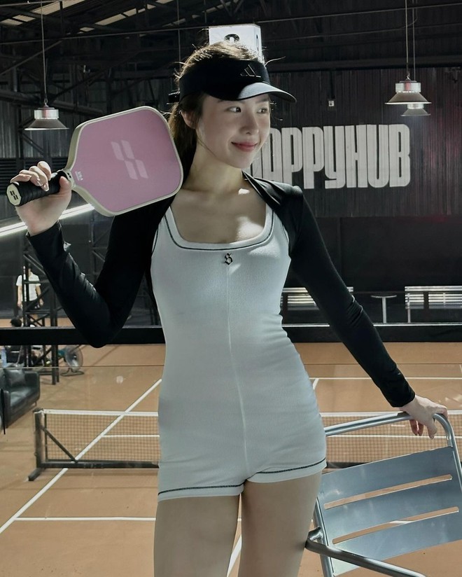Chất chơi như Lê Khanh vợ Quân AP: Gái một con vóc dáng đỉnh, outfit lên sân pickleball chưa trùng bộ nào- Ảnh 3. Chất chơi như Lê Khanh vợ Quân AP: Gái một con vóc dáng đỉnh, outfit lên sân pickleball chưa trùng bộ nào- Ảnh 3.