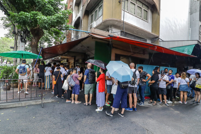 Huyền thoại trứng cuộn cua Raan Jay Fai nổi tiếng nhất Thái Lan sắp đóng cửa?- Ảnh 1. Huyền thoại trứng cuộn cua Raan Jay Fai nổi tiếng nhất Thái Lan sắp đóng cửa?- Ảnh 1.