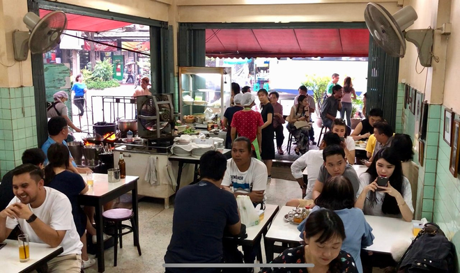 Huyền thoại trứng cuộn cua Raan Jay Fai nổi tiếng nhất Thái Lan sắp đóng cửa?- Ảnh 2. Huyền thoại trứng cuộn cua Raan Jay Fai nổi tiếng nhất Thái Lan sắp đóng cửa?- Ảnh 2.