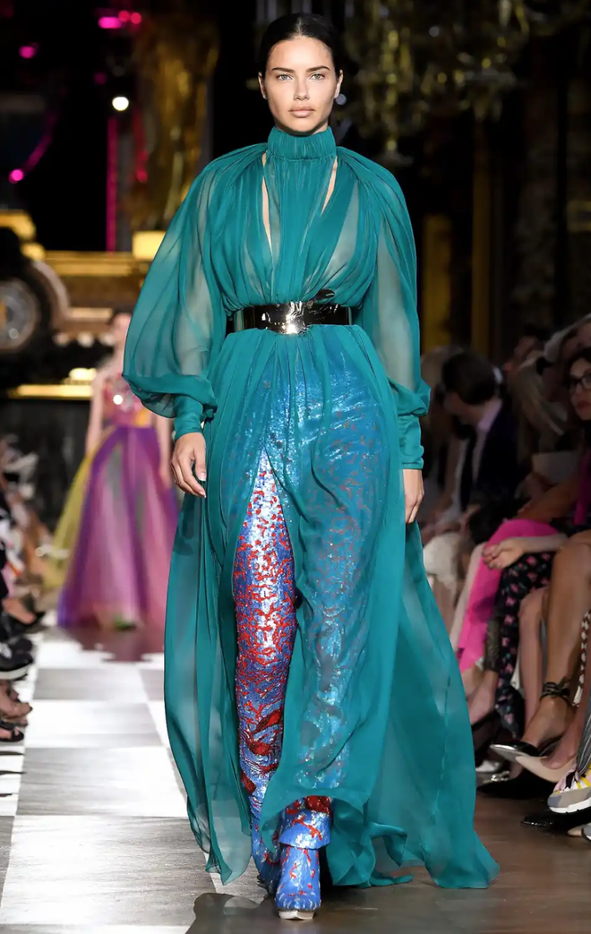 Siêu mẫu Victoria's Secret gây sốc với khuôn mặt biến dạng, từng có ước mơ không ai ngờ- Ảnh 38.