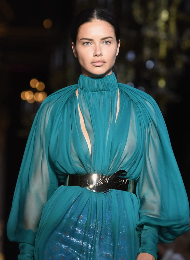 Siêu mẫu Victoria's Secret gây sốc với khuôn mặt biến dạng, từng có ước mơ không ai ngờ- Ảnh 39.