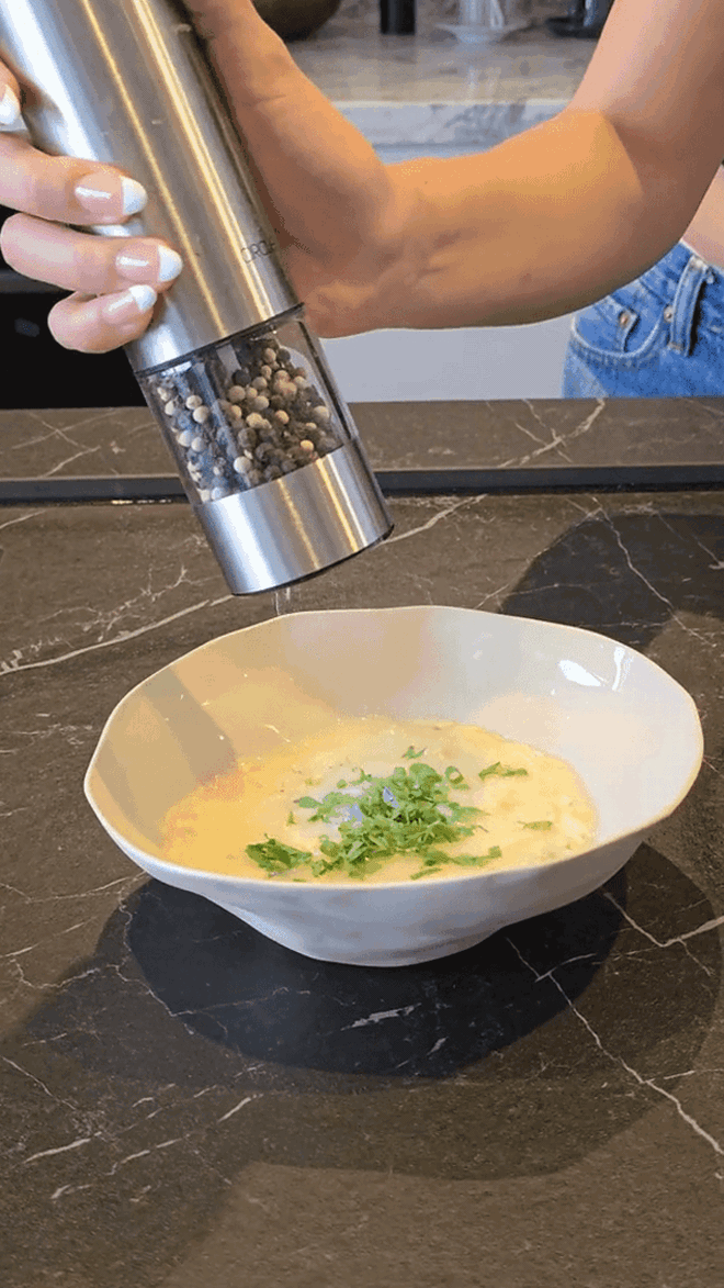 Bàn bếp "vô hình" của Minh Tú hút 1,3 triệu lượt xem: Xịn đẹp thì rõ rồi nhưng biết giá mới ngã ngửa!- Ảnh 1.