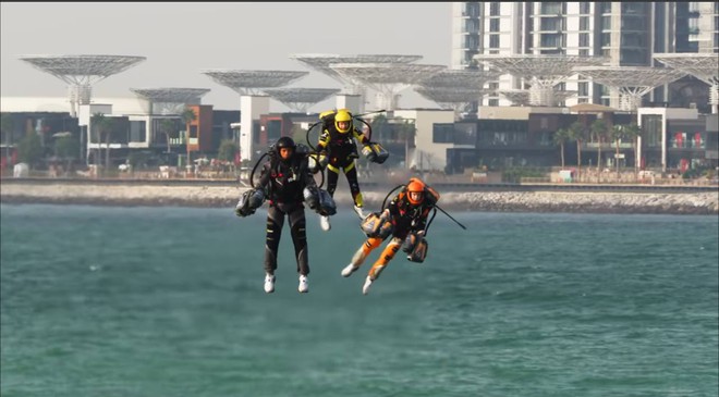 Sửng sốt khi thấy người bay phản lực lần đầu xuất hiện trên bầu trời Việt Nam- Ảnh 5. Sửng sốt khi thấy người bay phản lực lần đầu xuất hiện trên bầu trời Việt Nam- Ảnh 5.