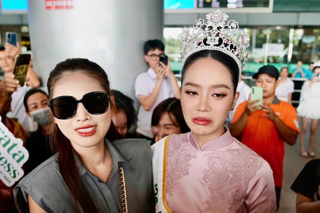 Hoa hậu Thanh Thủy vừa đáp xuống sân bay đã dính cả rổ meme, thay đổi thái độ trong tích tắc vì 1 câu hỏi- Ảnh 3. Hoa hậu Thanh Thủy vừa đáp xuống sân bay đã dính cả rổ meme, thay đổi thái độ trong tích tắc vì 1 câu hỏi- Ảnh 3.