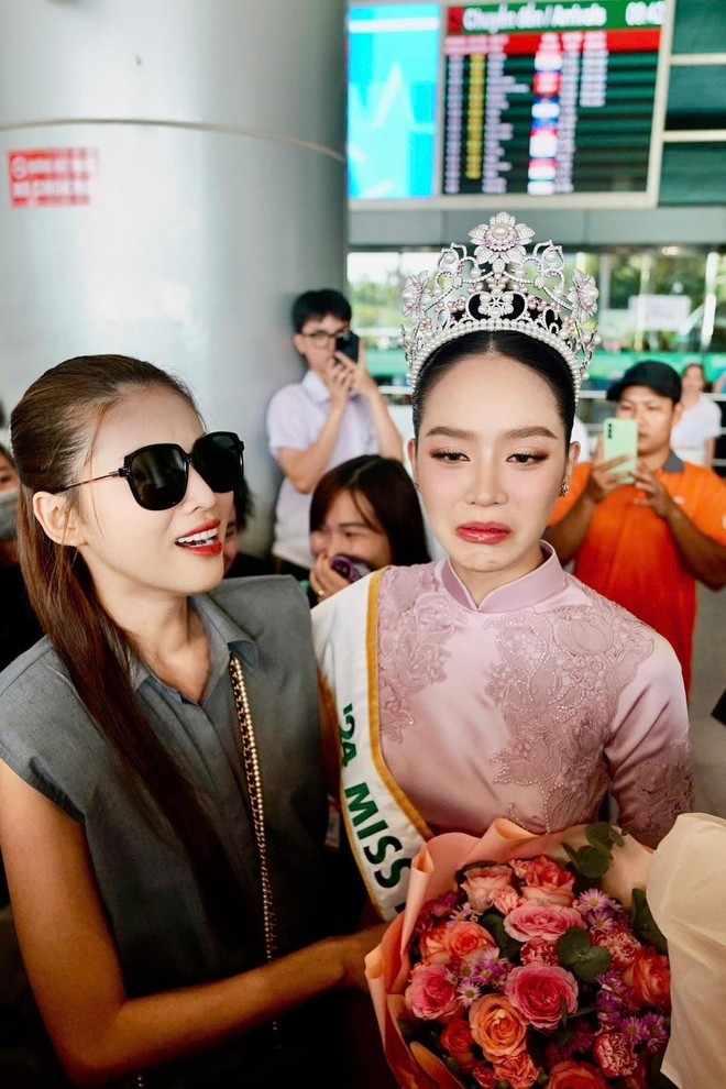 Hoa hậu Thanh Thủy vừa đáp xuống sân bay đã dính cả rổ meme, thay đổi thái độ trong tích tắc vì 1 câu hỏi- Ảnh 4. Hoa hậu Thanh Thủy vừa đáp xuống sân bay đã dính cả rổ meme, thay đổi thái độ trong tích tắc vì 1 câu hỏi- Ảnh 4.