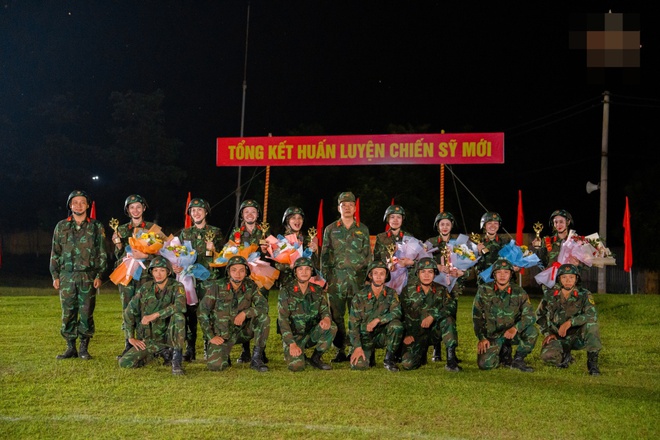 Thùy Tiên xém xỉu, Jun Vũ hãnh diện nhận danh hiệu Quán quân "Sao nhập ngũ"- Ảnh 12. Thùy Tiên xém xỉu, Jun Vũ hãnh diện nhận danh hiệu Quán quân "Sao nhập ngũ"- Ảnh 12.