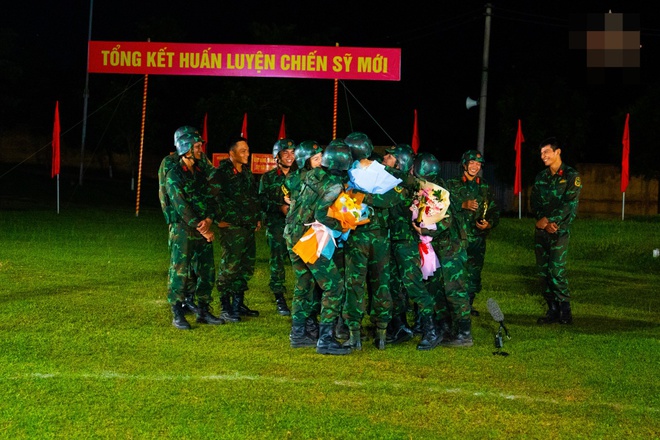 Thùy Tiên xém xỉu, Jun Vũ hãnh diện nhận danh hiệu Quán quân "Sao nhập ngũ"- Ảnh 13. Thùy Tiên xém xỉu, Jun Vũ hãnh diện nhận danh hiệu Quán quân "Sao nhập ngũ"- Ảnh 13.