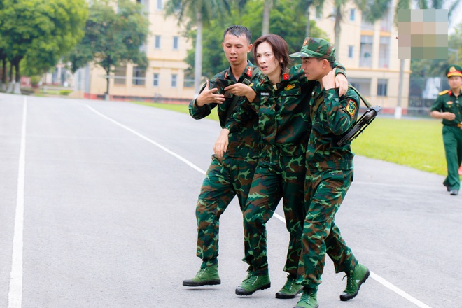 Thùy Tiên xém xỉu, Jun Vũ hãnh diện nhận danh hiệu Quán quân "Sao nhập ngũ"- Ảnh 5. Thùy Tiên xém xỉu, Jun Vũ hãnh diện nhận danh hiệu Quán quân "Sao nhập ngũ"- Ảnh 5.