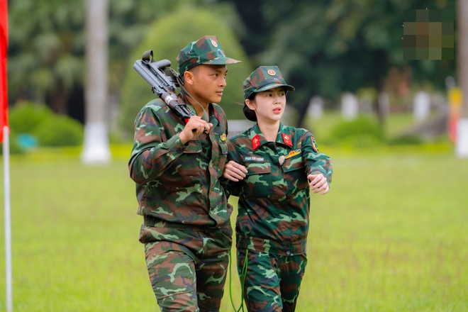 Thùy Tiên xém xỉu, Jun Vũ hãnh diện nhận danh hiệu Quán quân "Sao nhập ngũ"- Ảnh 6. Thùy Tiên xém xỉu, Jun Vũ hãnh diện nhận danh hiệu Quán quân "Sao nhập ngũ"- Ảnh 6.